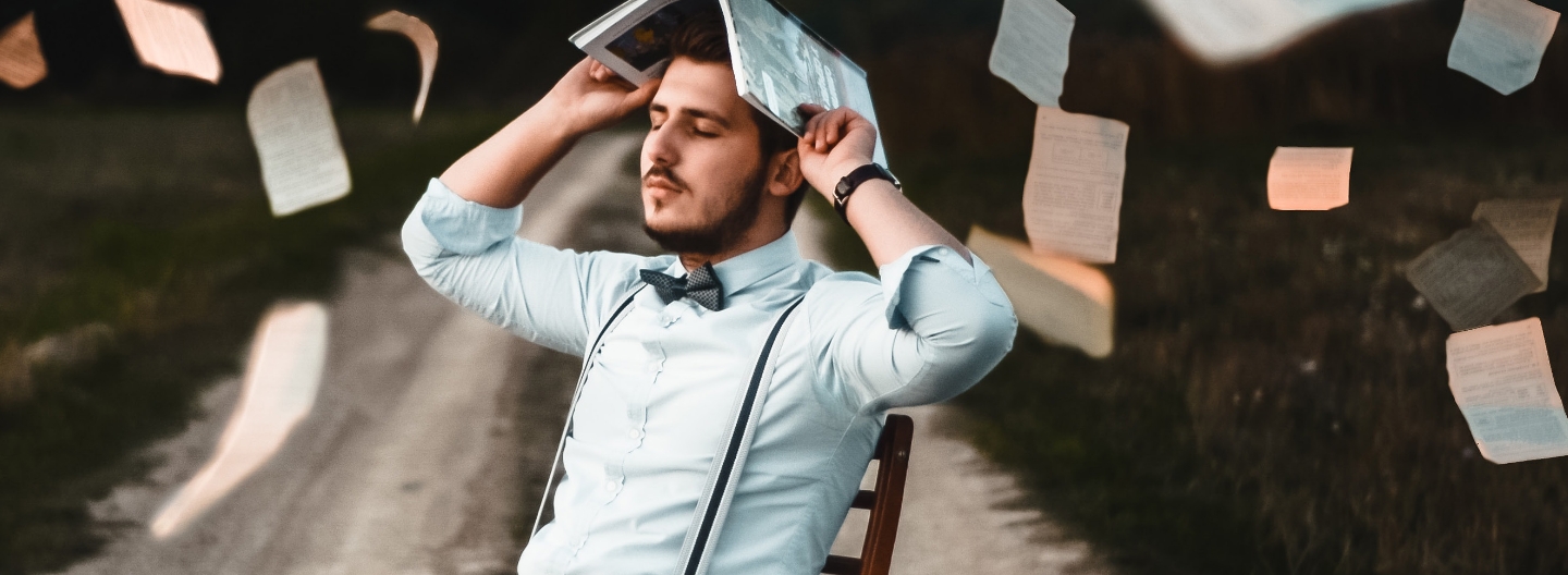 homme avec un livre ouvert sur la tête
